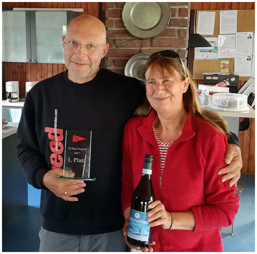 Sieger der Sommerwettfahrt 2017: Dirk Hausenberg und Vorschoterin Jutta auf der BM-Jolle (Foto: Peer Wedderwille) Sieger der Sommerwettfahrt 2017: Dirk Hausenberg und Vorschoterin Jutta auf der BM-Jolle (Foto: Peer Wedderwille)
